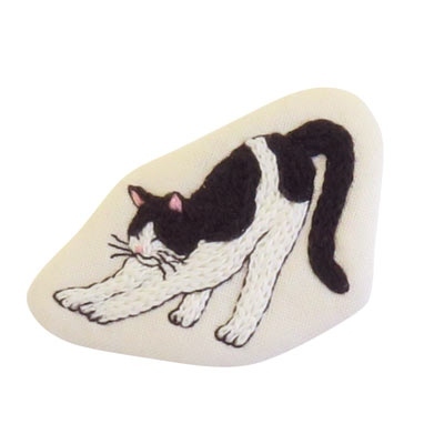 ブローチ伸びするニャンコ