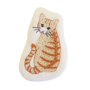 ブローチ見返りニャンコ