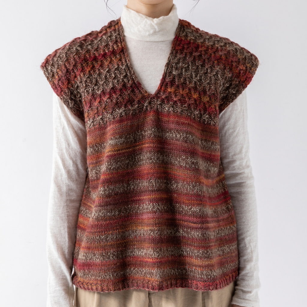 身頃はシンプルにメリヤス編み、ヨークはスモッキング編みで編み地を切り替えた、まっすぐ編んだだけフレンチスリーブのベスト