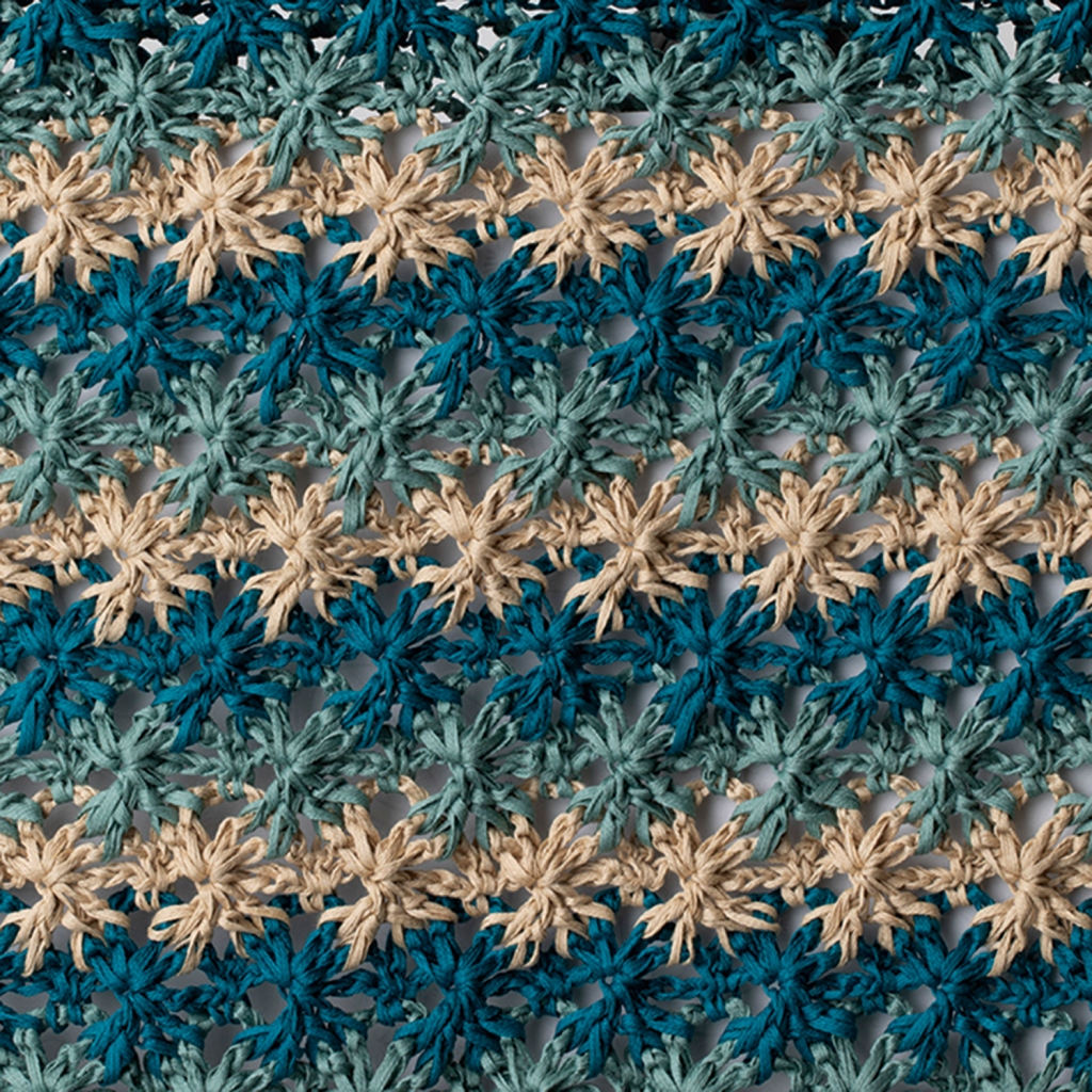凹凸のある立体的な編み地が、触れたときにサラッとしていて心地良い