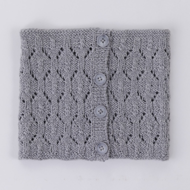 幾何学模様は透かし編みと交差編み、表目と裏目で編まれた立体感のあるモダンな編み地の表情が魅力的