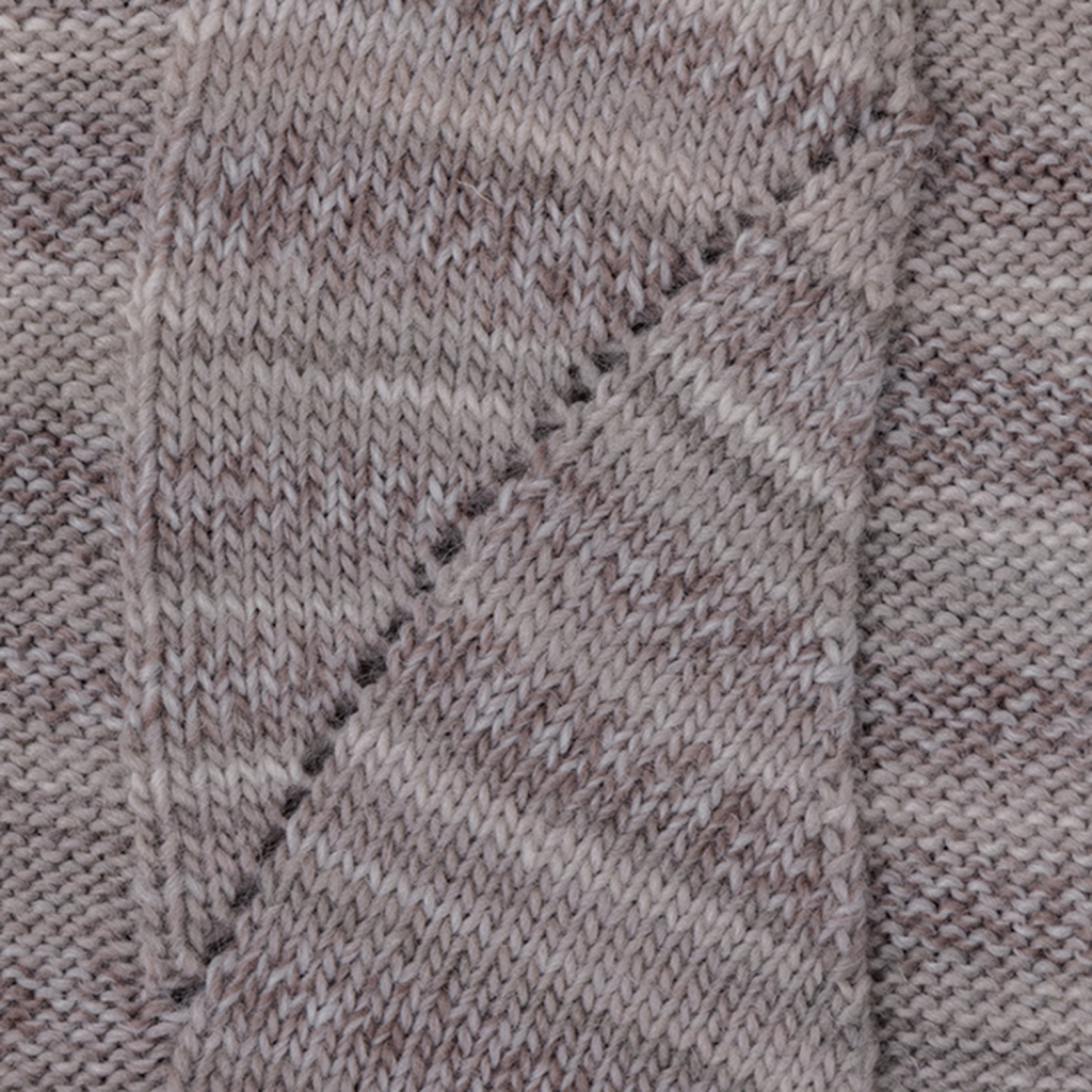 表目と裏目を幅広く配置し、表目部分の模様はまっすぐ編んでいても扇模様になる簡単な編地