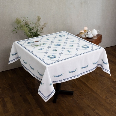 ブルーローズモチーフのテーブルクロス