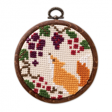 秋の実りを眺めるきつね